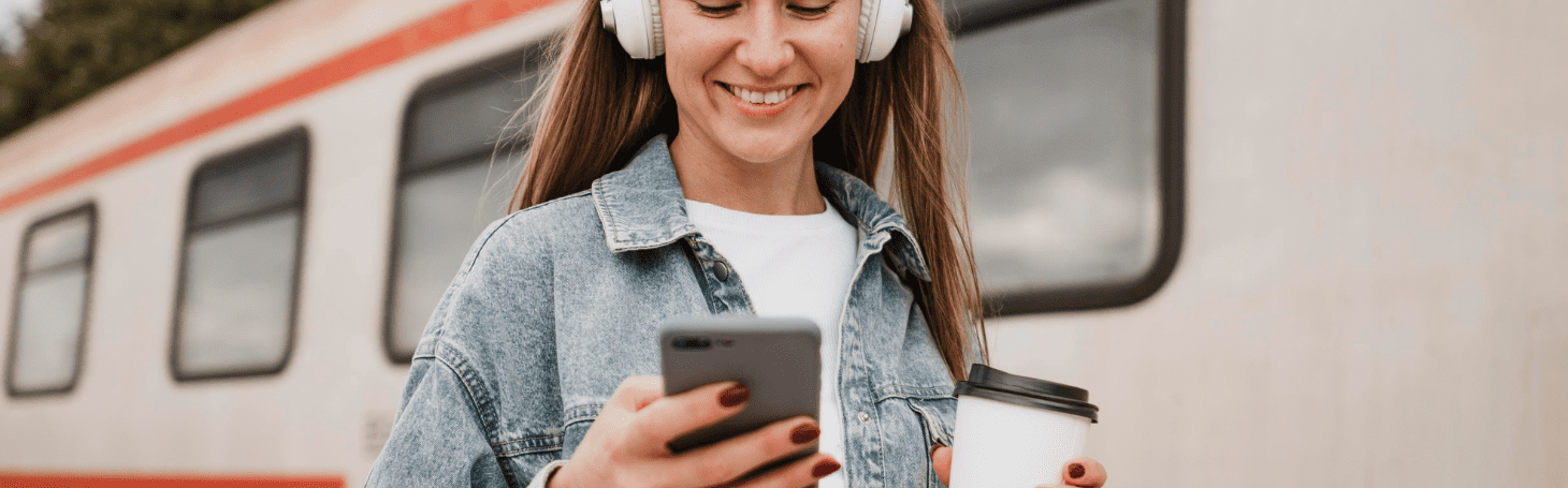 Женщина на платформе смотрит на телефон
