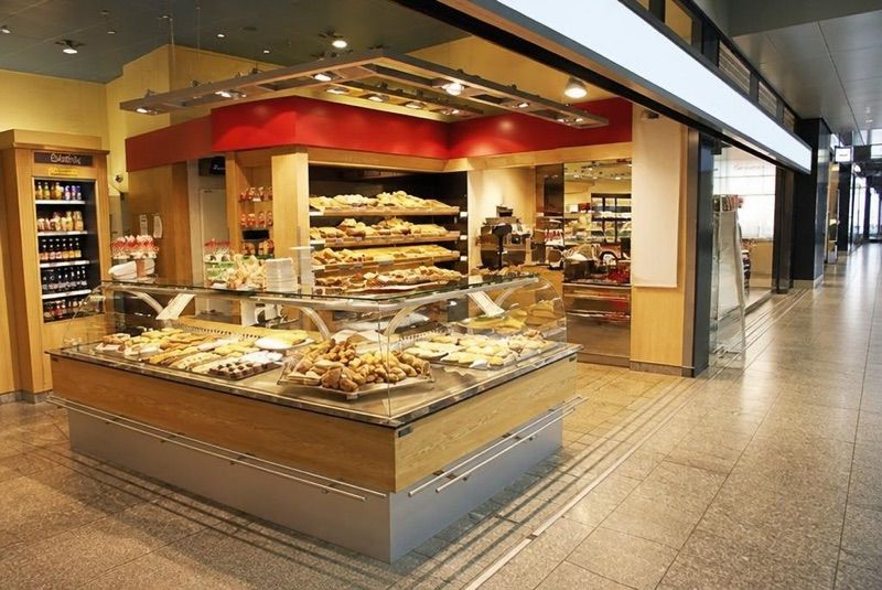 Steiner Flughafebeck AG, рядом с вокзалом Zürich Flughafen