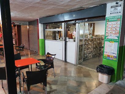 Pizzeria Kebab mi barrio, рядом с вокзалом Sevilla - Santa Justa