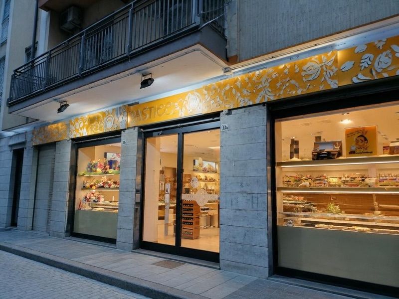 Pasticceria Romolo, okolice dworca Salerno, Stazione di Salerno