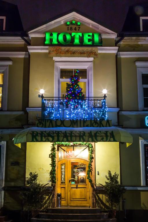 Hotel Staromiejski, жильё рядом с вокзалом Красныстав-Място