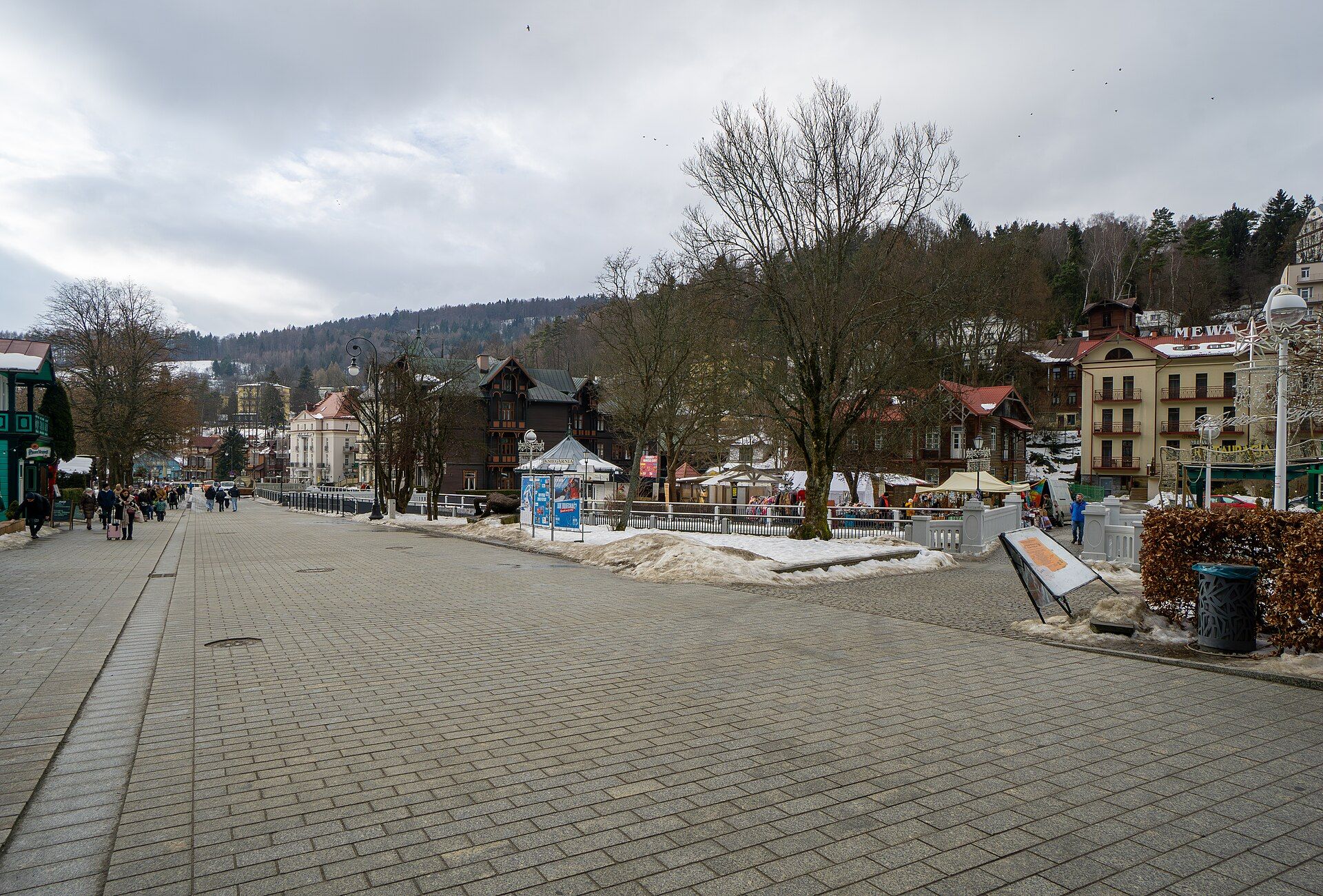 Deptak Krynica-Zdrój, atrakcja w pobliżu dworca Krynica-Zdrój