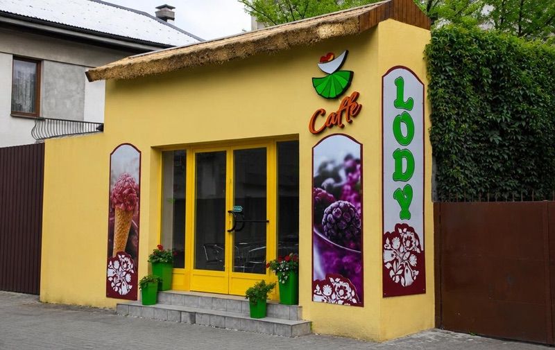 Łowiczanka Caffe, рядом с вокзалом Łowicz Główny
