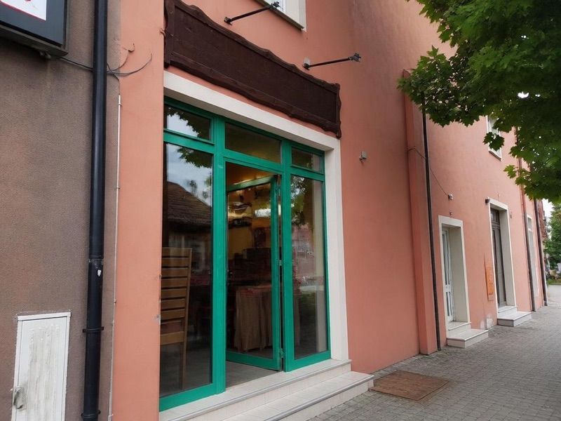Pizza House. Pizzeria. Badłak M., рядом с вокзалом Łowicz Główny
