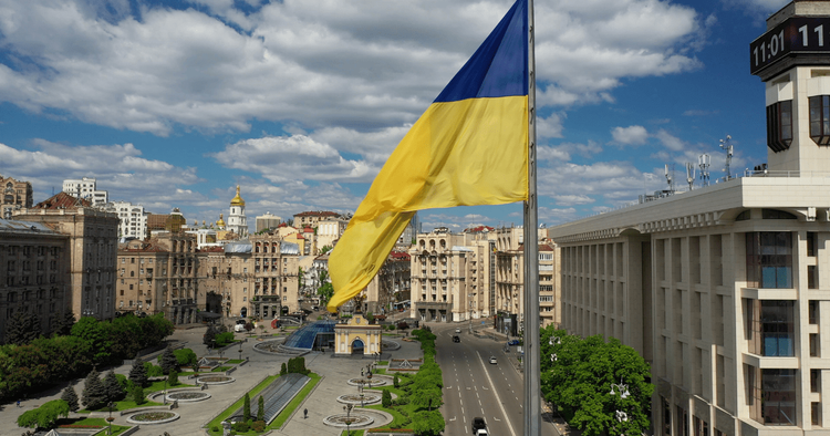 Флаг Украины на фоне зданий