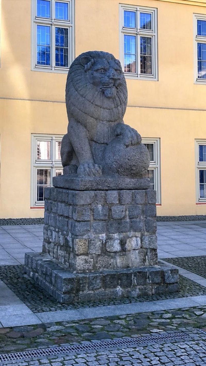 Lew z Tannenbergu, atrakcja w pobliżu dworca Olsztynek