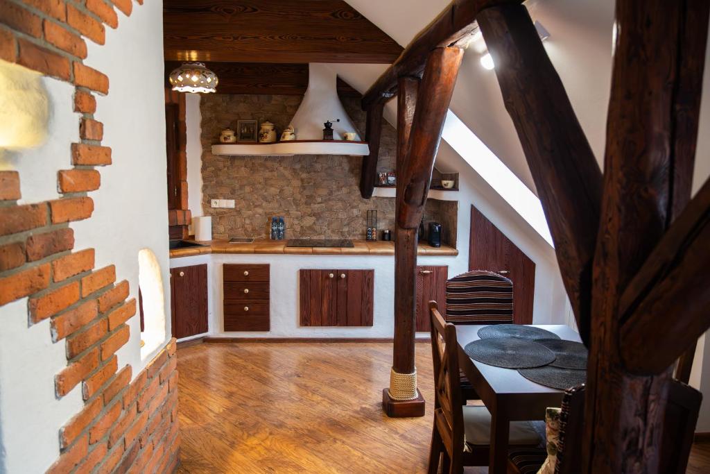 Apartament Rustykalny, жильё рядом с вокзалом Островец-Свентокшиски