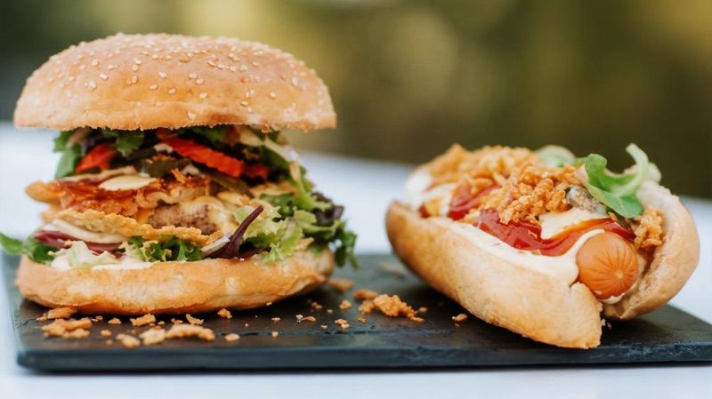 Burger Queen - burgery, hot-dogi, zapiekanki Skoczów, рядом с вокзалом Skoczów