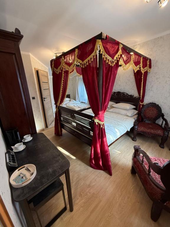 Tadż Mahal Apartament, жильё рядом с вокзалом Сулехув