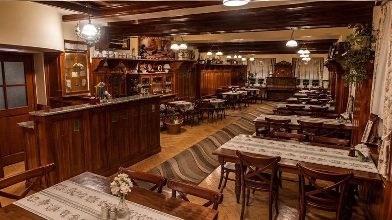 Korona Śląska, рядом с вокзалом Świebodzice