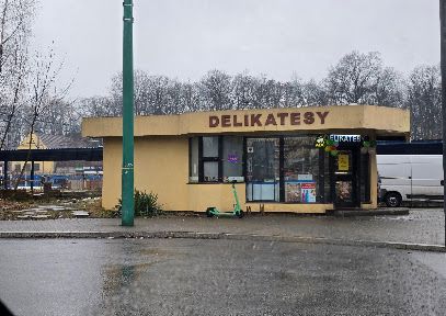 Delikatesy, магазин рядом с вокзалом Tychy