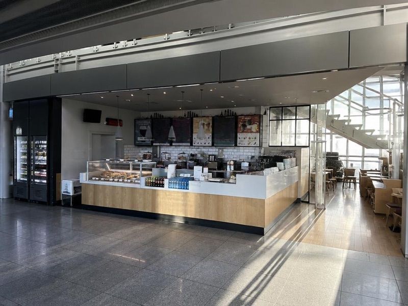 Costa Coffee, рядом с вокзалом Warszawa Służewiec