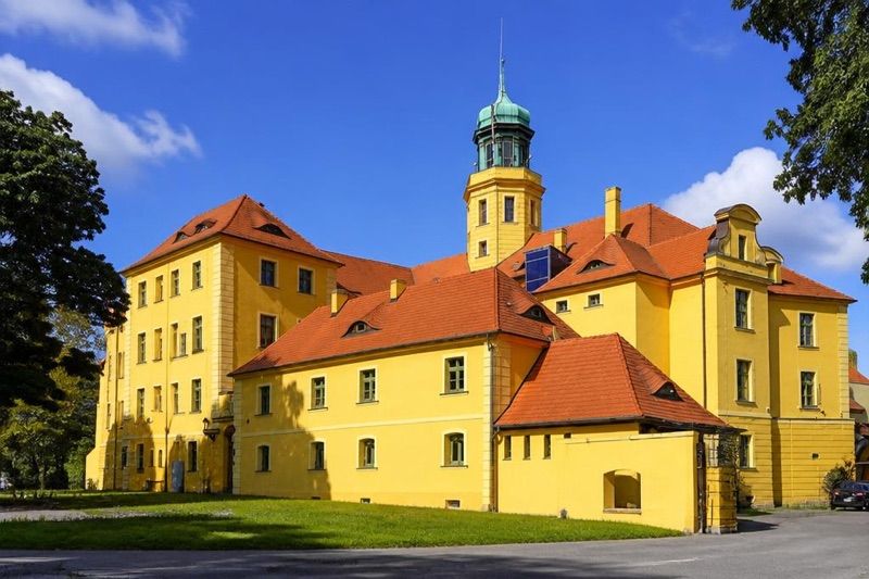 Zamek piastowski w Wołowie z XIV wieku, atrakcja w pobliżu dworca Wołów