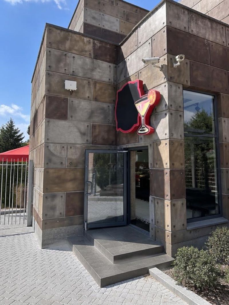 Lifepub, рядом с вокзалом Zator Park Rozrywki