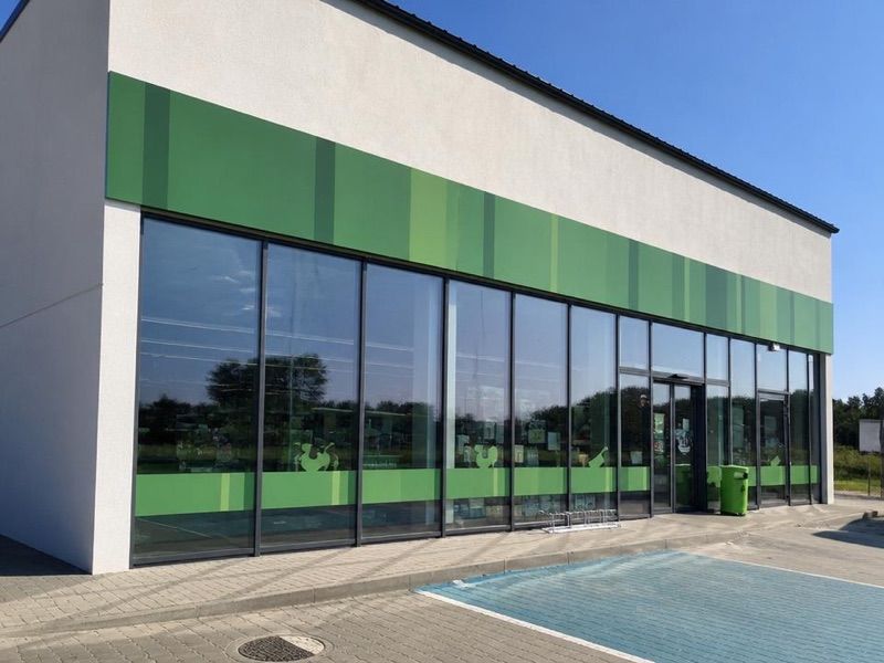 Delikatesy Centrum, sklep przy dworcu Zator Park Rozrywki