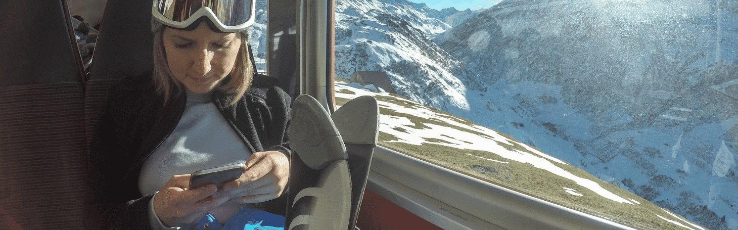 Travelski Express - все, что вам нужно знать об этом перевозчике Женщина едет на лыжах на поезде