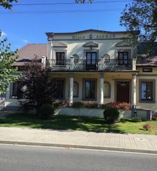 Hotel Restauracja Willa Radwan, жильё рядом с вокзалом Александрув-Куявски