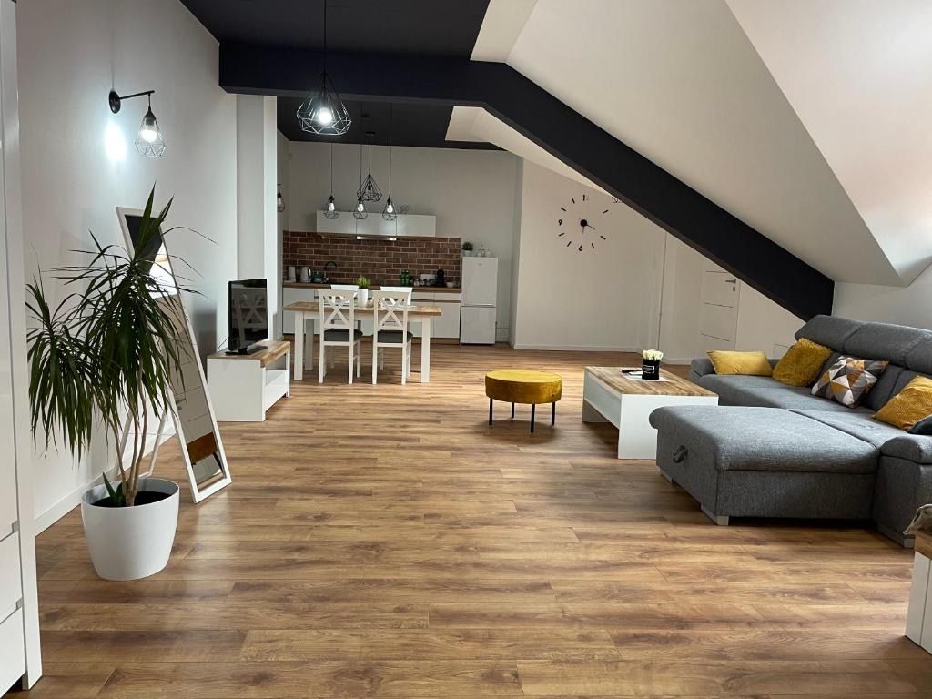 Apartament Rynek 13 z parkingiem - Centrum Bochni, жильё рядом с вокзалом Бохня