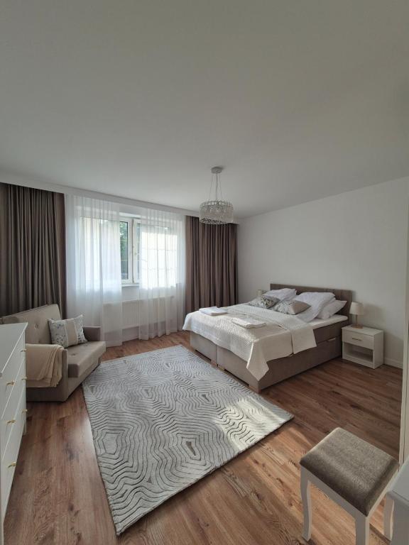Apartament Pod Kamienną Bramą, жильё рядом с вокзалом Хойнице