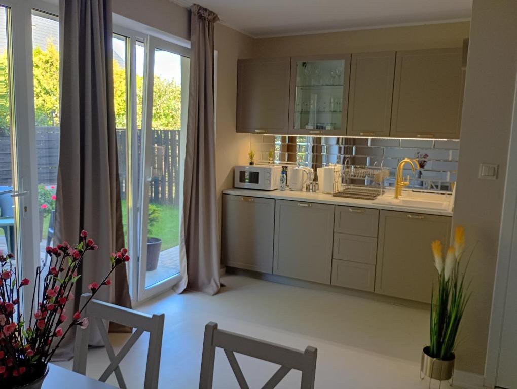Deluxe Apartament z kuchnią i parkingiem na wyłączność, жильё рядом с вокзалом Цеханув