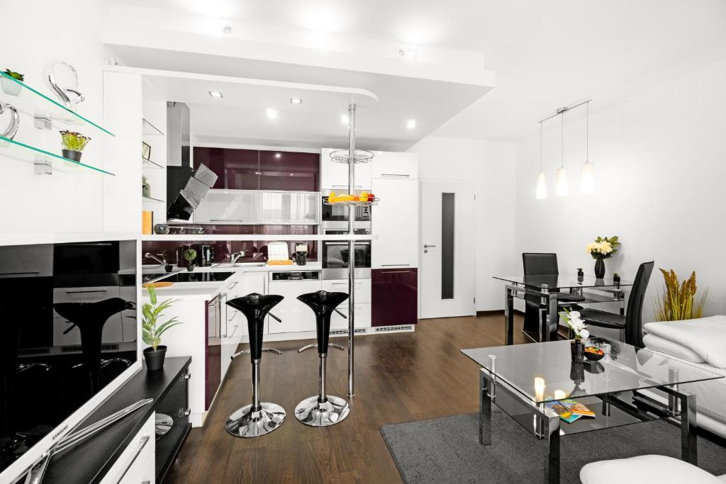 BNB New Beautiful Apartment in the Center of Ostrava with option Garage Parking, жильё рядом с вокзалом Оструда