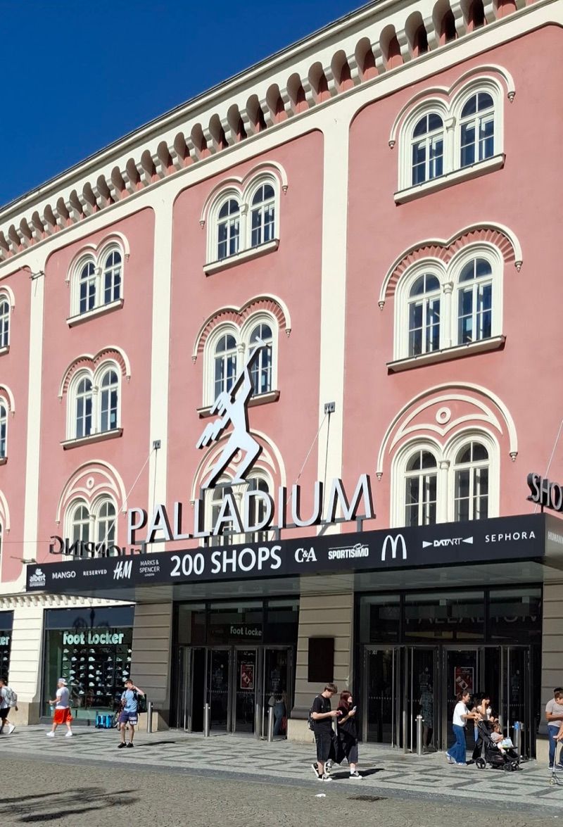 Palladium, торговый центр рядом с вокзалом Praha hlavní nádraží