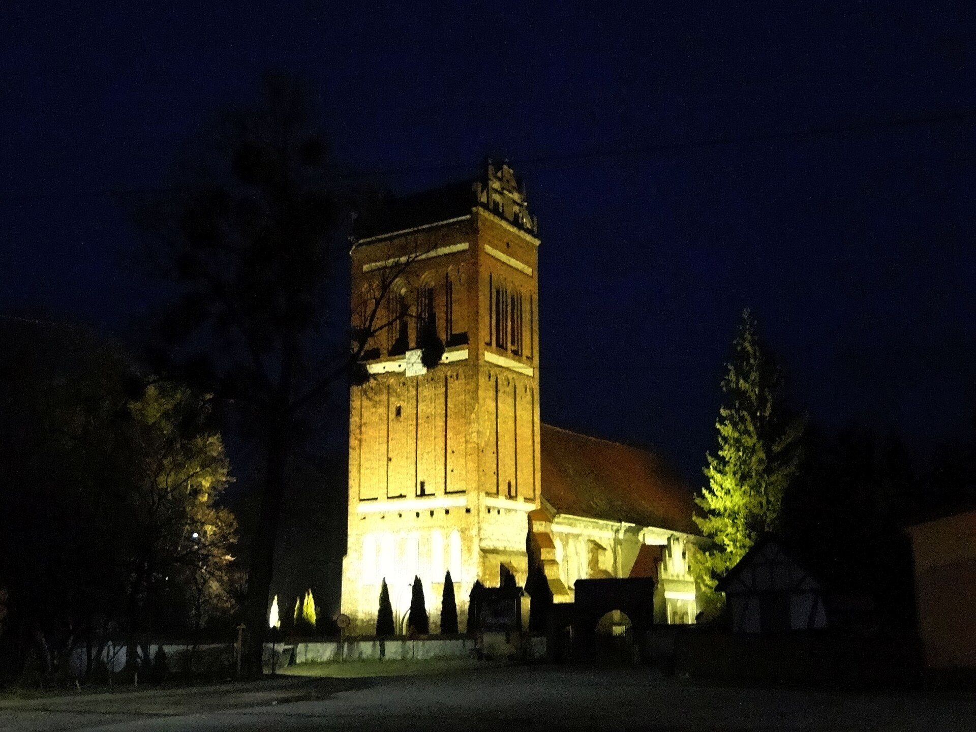 Kościół rzymskokatolicki pw. Chrystusa Króla, atrakcja w pobliżu dworca Dobiegniew