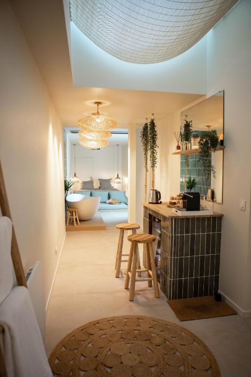 La Penida Suite avec Sauna & Baignoire - Hyper Centre Lille, жильё рядом с вокзалом Lille Flandres