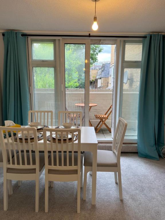 Lovely Entire Flat with Private Balcony in Euston-Central London, жильё рядом с вокзалом Euston