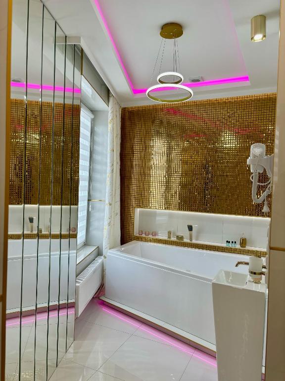 Apartament "Gold Luxury Romantic" Centrum z dużą wanną dla Dwojga, жильё рядом с вокзалом Гнезно