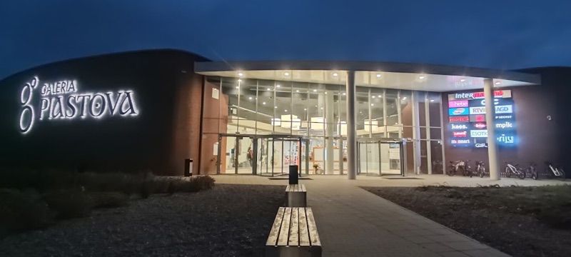 Galeria Piastova, торговый центр рядом с вокзалом Гнезно