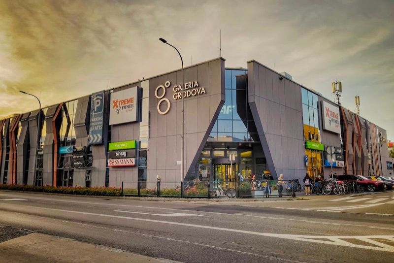 Galeria Grodova, торговый центр рядом с вокзалом Гродзиск Мазовецкий