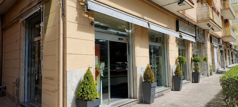 Pasticceria Arienzo, okolice dworca Salerno, Stazione di Salerno