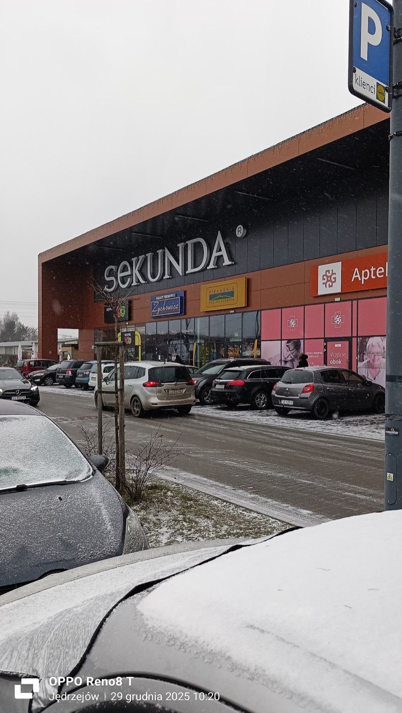 Galeria Sekunda, торговый центр рядом с вокзалом Енджеюв
