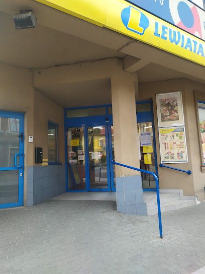 Lewiatan, магазин рядом с вокзалом Кенты
