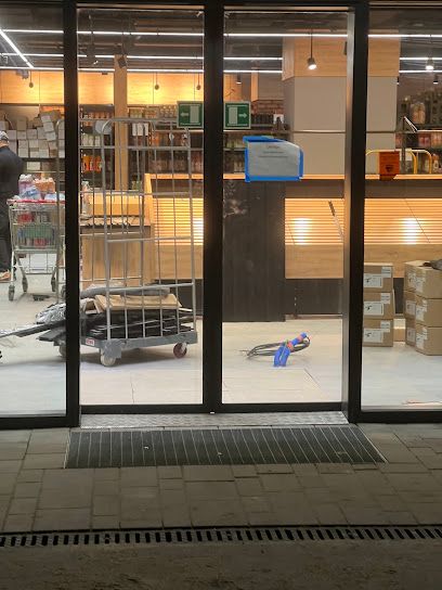 Market Point, магазин рядом с вокзалом Kraków Piastów