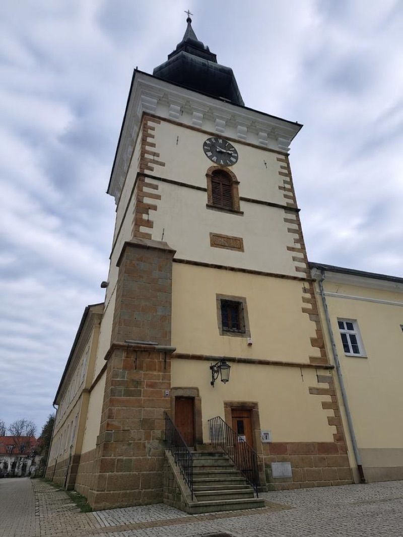 Wieża Farna - dzwonnica przy kościele farnym w Krośnie, atrakcja w pobliżu dworca Krosno