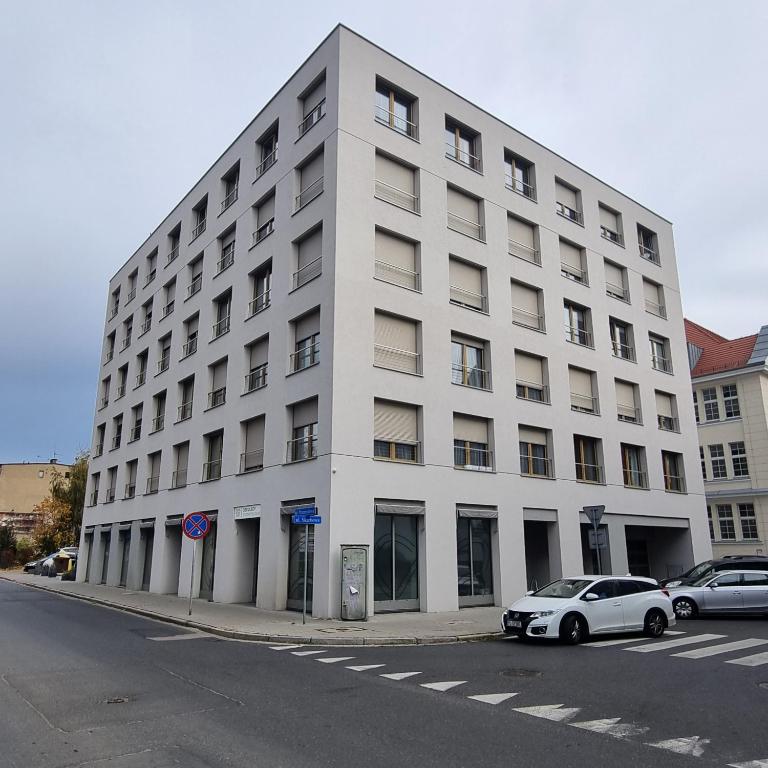 Apartament Skarbowa West, жильё рядом с вокзалом Лешно