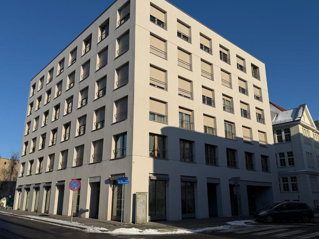 Apartament Skarbowa 1A LUX 4 & Parking, жильё рядом с вокзалом Лешно