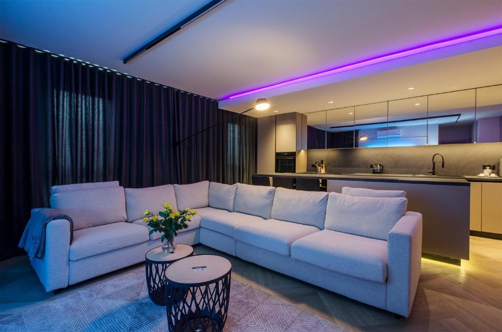 LupoApartments Premium Łazowskiego, Klimatyzacja, Parking, Dostęp na Kod, 3 Sypialnie, Pole Dance, жильё рядом с вокзалом Лодзь-Хойны