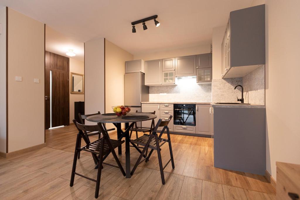 Apartament Henry - Bezpłatny garaż - Dostęp na kod - FV, жильё рядом с вокзалом Лодзь-Фабрична