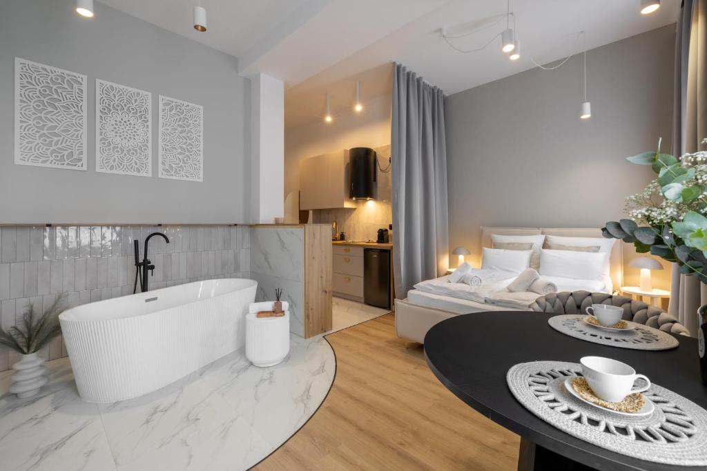 VIP Apartamenty BAST 143 TOP LOCATION - LUX z WANNĄ lub Bez Wanny do wyboru OFF Piotrkowska Stajnia Jednorożca HopaLupa ATLAS ARENA, жильё рядом с вокзалом Лодзь-Лабенец