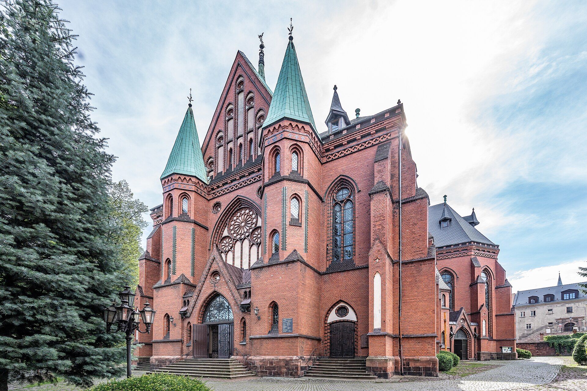 Kościół rzymskokatolicki p.w. św. Mikołaja, atrakcja w pobliżu dworca Nowa Ruda
