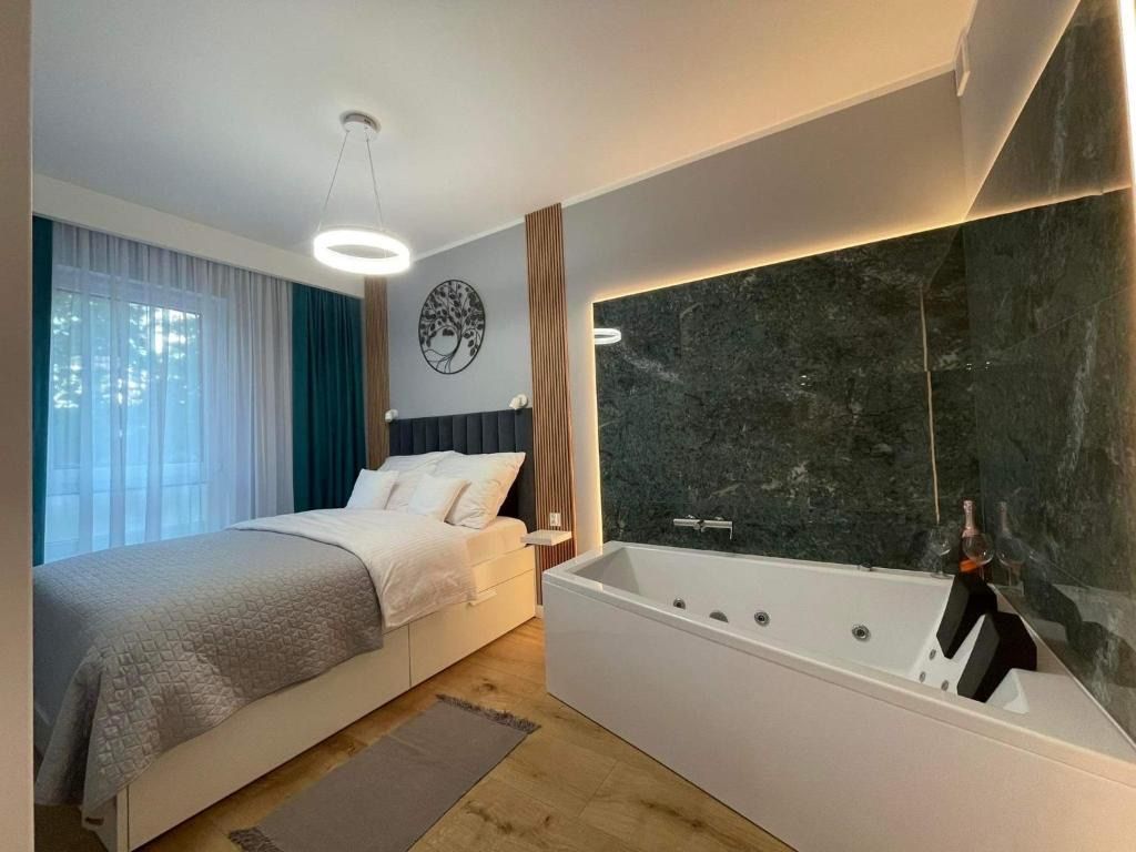 Caroline Jacuzzi Apartments, жильё рядом с вокзалом Новы-Двур-Мазовецкий