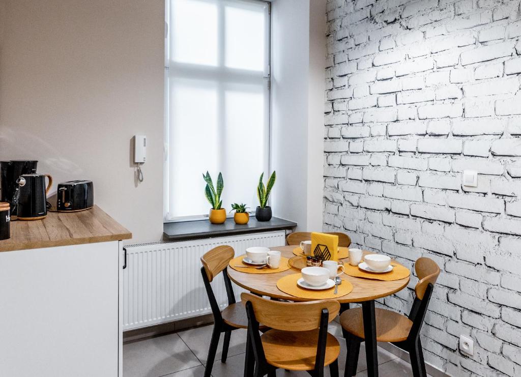 BeeApartments Długosza 11, жильё рядом с вокзалом Новы-Сонч