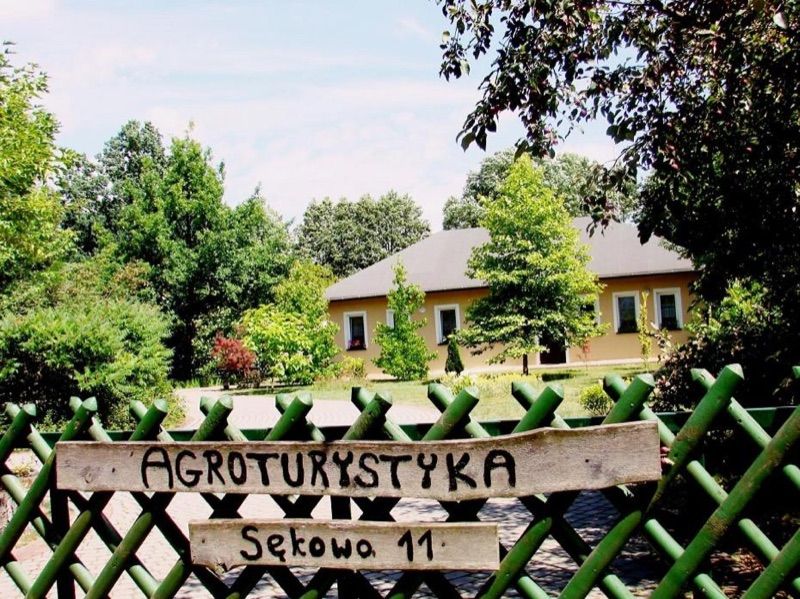 Agroturystyka Pod Modrzewiami, hotel blisko dworca Nowy Tomyśl