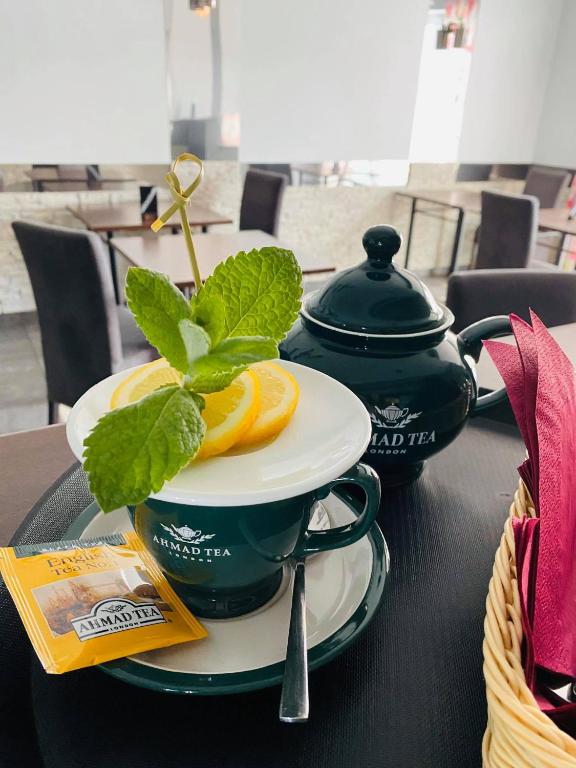 KAMIENICA Pokoje & Restauracja, жильё рядом с вокзалом Опаленица