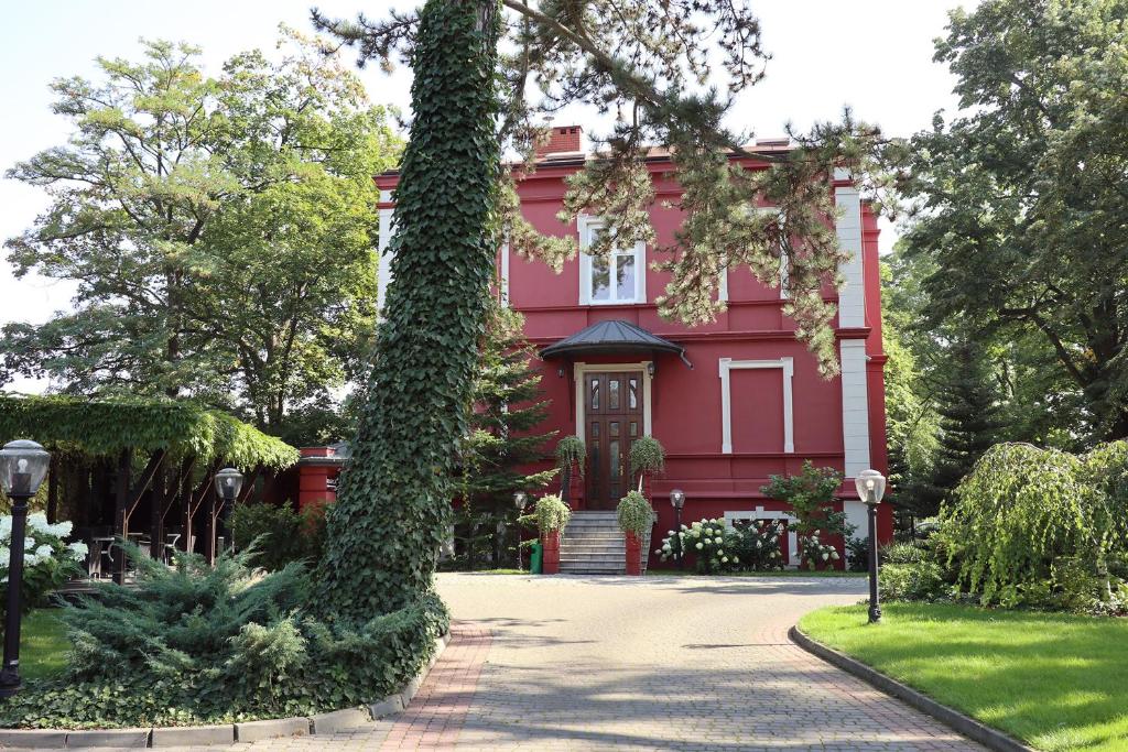 Willa Impresja Hotel i Restauracja, жильё рядом с вокзалом Пабьянице