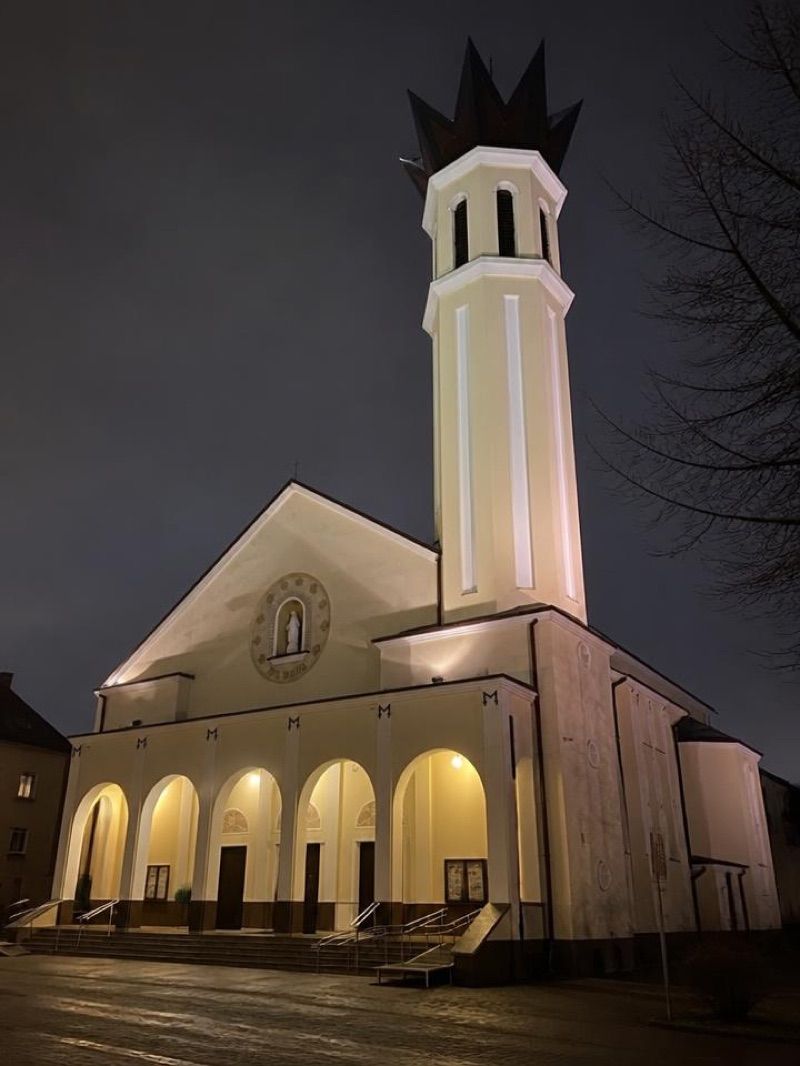 Sanktuarium Matki Bożej Różańcowej Pośredniczki Wszelkich Łask, atrakcja w pobliżu dworca Piaseczno