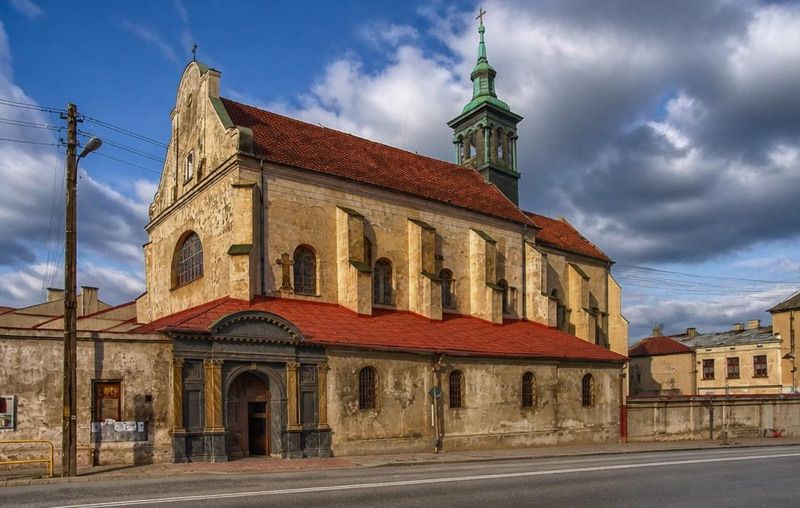 kościół św. Jacka i św. Doroty w Piotrkowie Tryb. (u dominikanów), wzniesiony - 1340., atrakcja w pobliżu dworca Piotrków Trybunalski